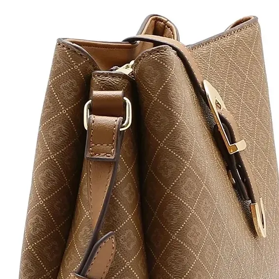 Close-up da bolsa Chenson bege mostrando detalhes da alça e textura sintética